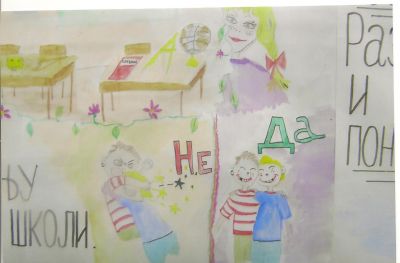 Tavla i skolkorridoren,&nbsp;Kruščica (by utanför staden Bela Crkva, Serbien). Slåss? "Nej!" - Vara vänner? "Ja!"